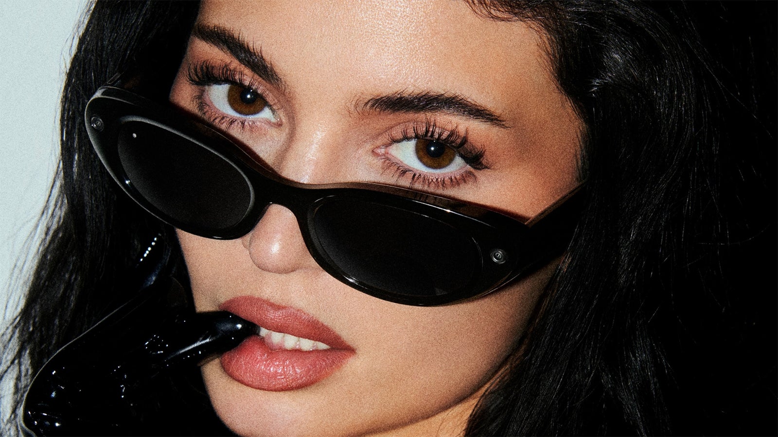 Kylie Jenner posando con las gafas con IA Meta Starfire en primer plano