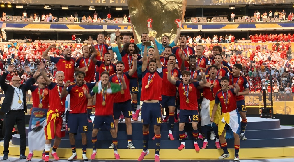 Los jugadores de la selección española celebran en el podio con el trofeo del Mundial 2026 en alto