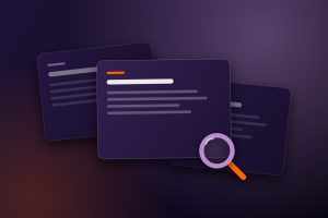 Fichas de glosario de marketing y una lupa sobre fondo violeta y naranja de The Marketing Talker
