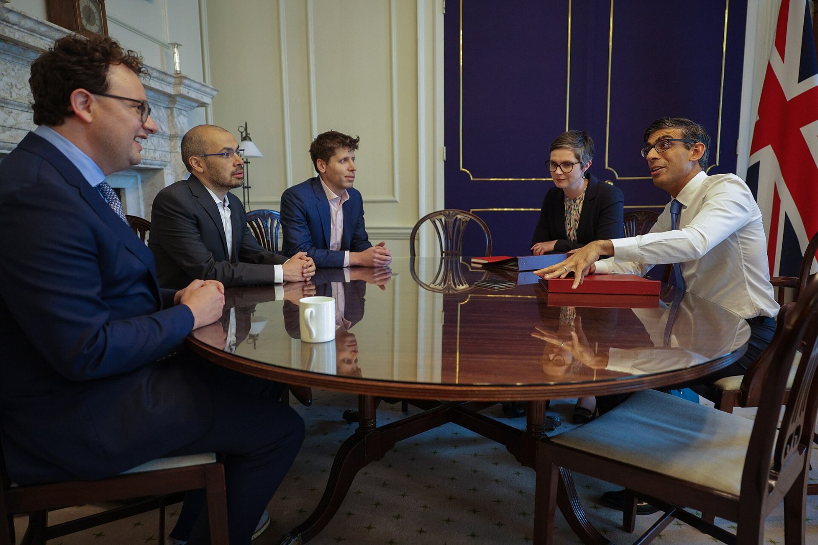 Los consejeros delegados de Anthropic, OpenAI y DeepMind sentados en la misma mesa con el primer ministro britanico en Downing Street