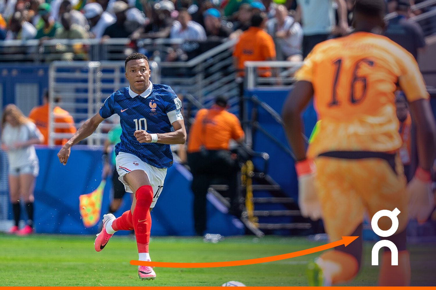 Kylian Mbappé corre con la camiseta de Francia y botas Nike en el Mundial de 2026, con una flecha naranja que apunta al logotipo de On