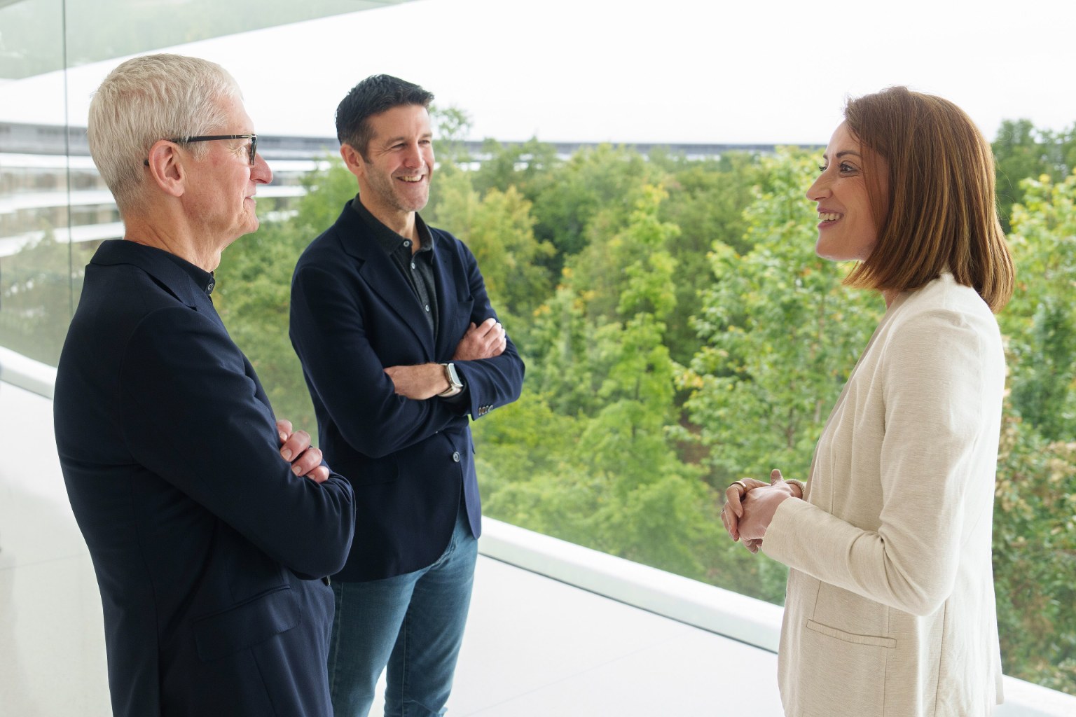 Tim Cook y John Ternus conversando con Roberta Metsola, presidenta del Parlamento Europeo, en Apple Park en mayo de 2026
