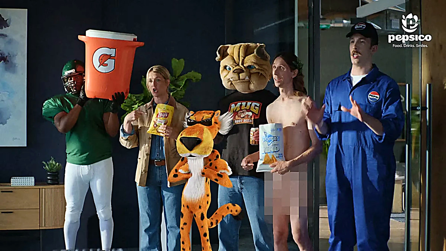 Personajes de las marcas de PepsiCo en el spot The Pitch: el bidón de Gatorade, una bolsa de Lay's, Chester Cheetah, la mascota de Mug Root Beer, el personaje de Simply NKD y un operario con el logo de Pepsi
