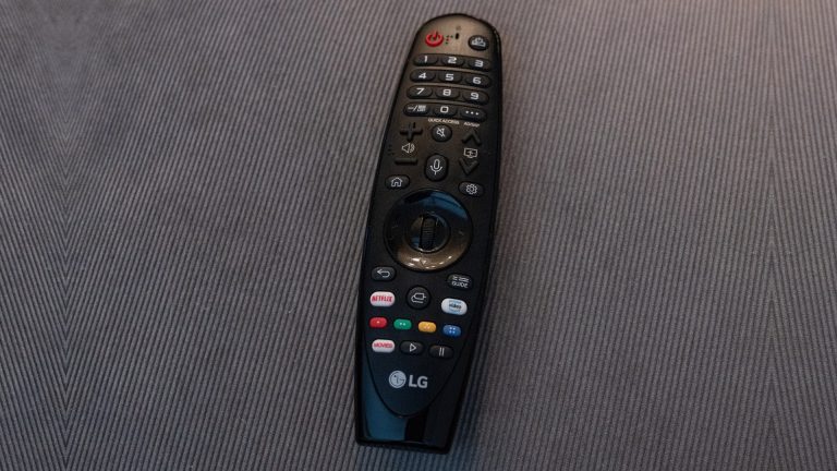 Mando Magic Remote de una televisión LG OLED C9 con el botón de micrófono y los botones patrocinados de Netflix y Prime Video