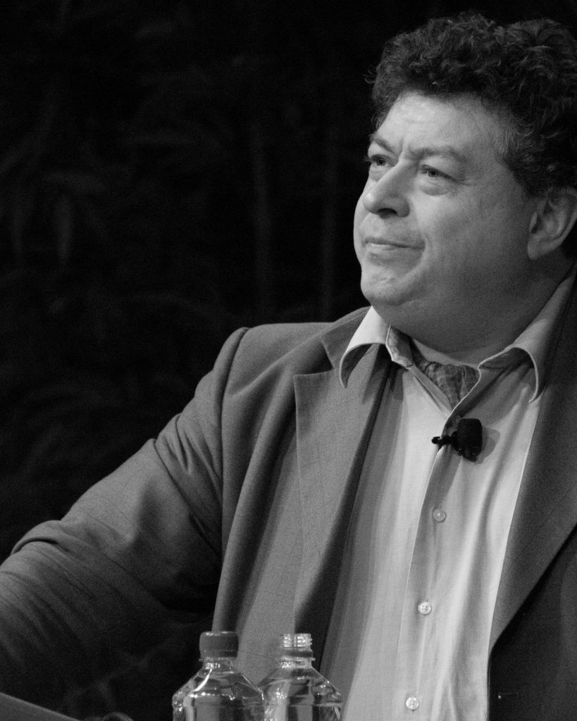 Rory Sutherland, en blanco y negro, hablando en Business of Software 2011