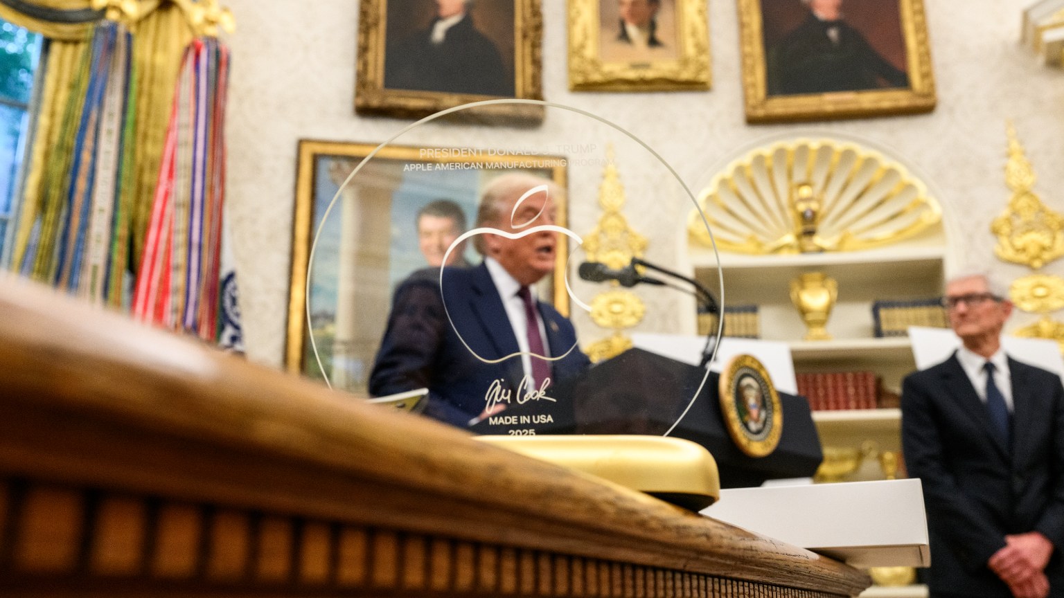 Donald Trump habla en el Despacho Oval junto a Tim Cook, con el disco de cristal de Apple grabado con la leyenda Made in USA en primer plano