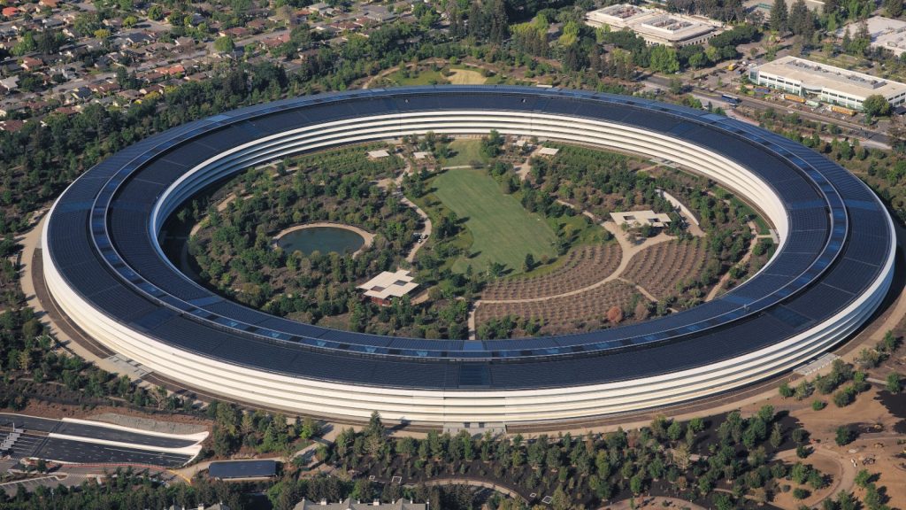 Vista aérea del anillo de Apple Park en Cupertino, sede de Apple, la empresa que decide qué empresas de publicidad pueden operar en Safari