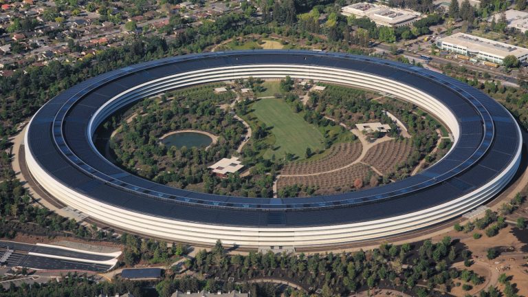 Vista aérea del anillo de Apple Park en Cupertino, sede de Apple, la empresa que decide qué empresas de publicidad pueden operar en Safari