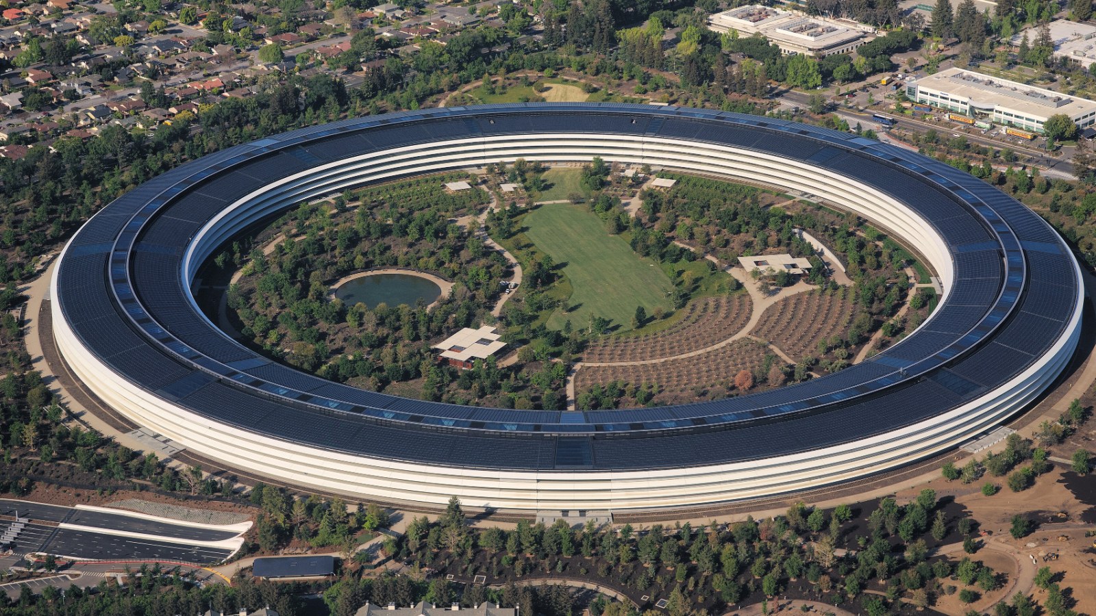 Vista aérea del anillo de Apple Park en Cupertino, sede de Apple, la empresa que decide qué empresas de publicidad pueden operar en Safari