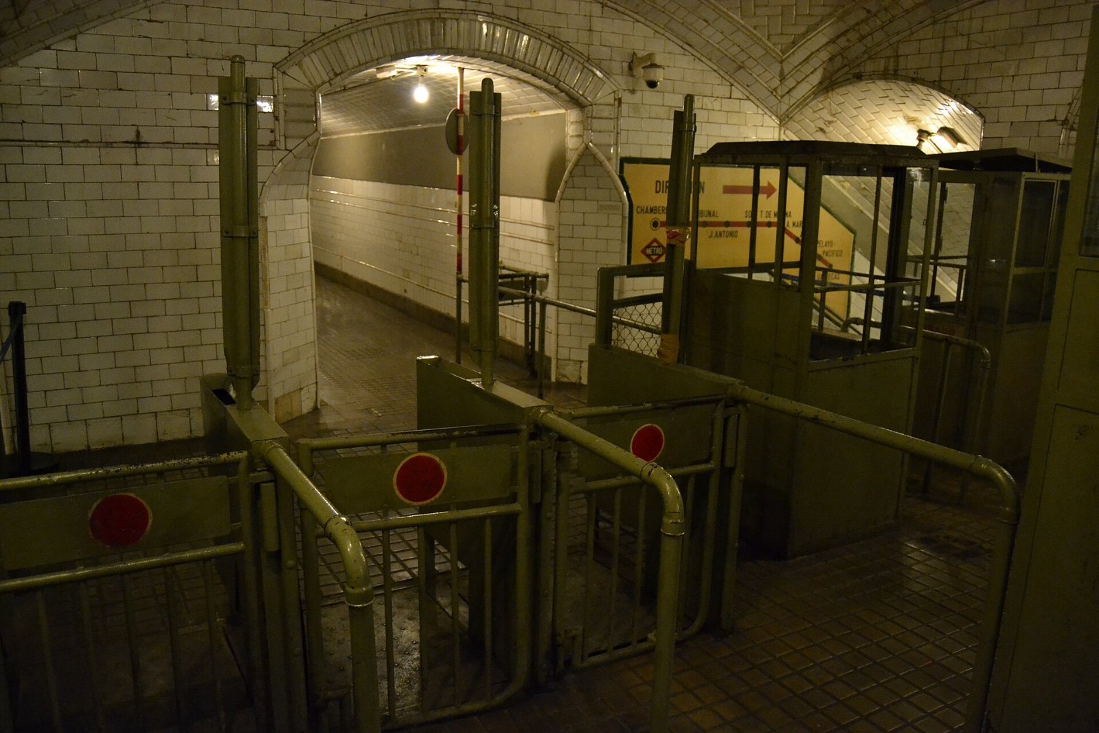 Torniquetes y casetas del control de acceso original de la estación de Chamberí