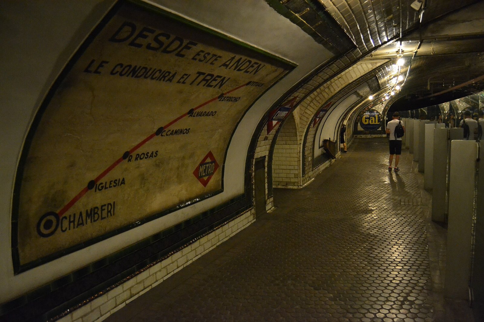 Plano de azulejo «Desde este andén» en la pared del andén de Chamberí, con la línea hacia Cuatro Caminos