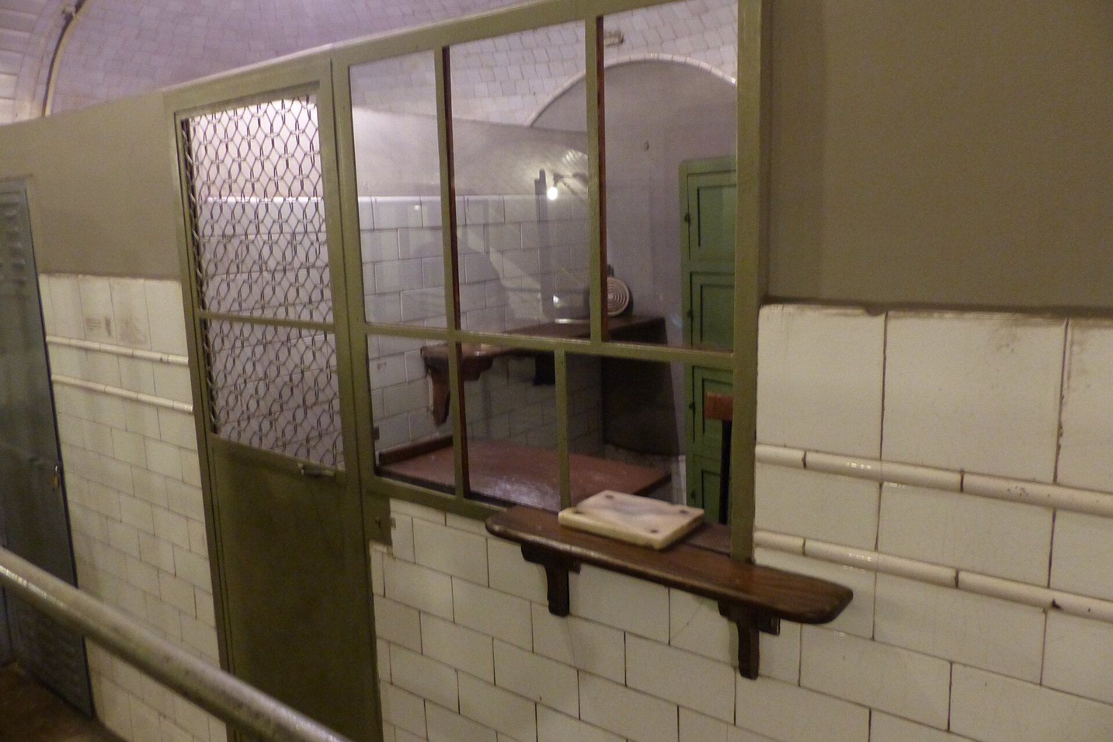 Ventanilla de la taquilla original de 1919 en la estación de Chamberí, con su repisa de madera