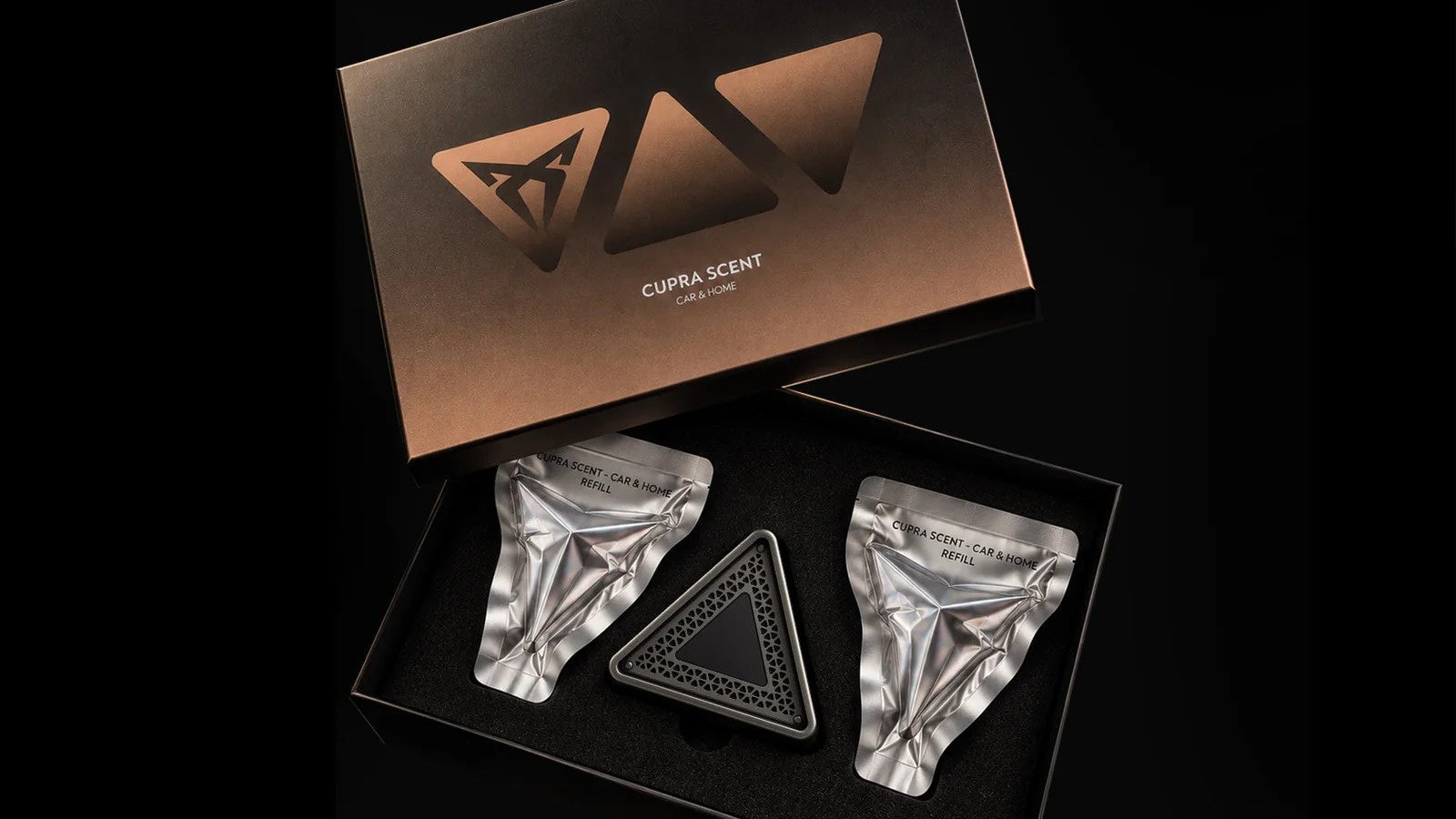 Caja de Cupra Scent con la carcasa metálica triangular y dos recambios de diatomita