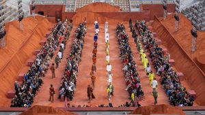 Vista aérea del desfile primavera-verano 2027 de Lacoste en la pista Philippe-Chatrier de Roland-Garros cubierta de tierra batida