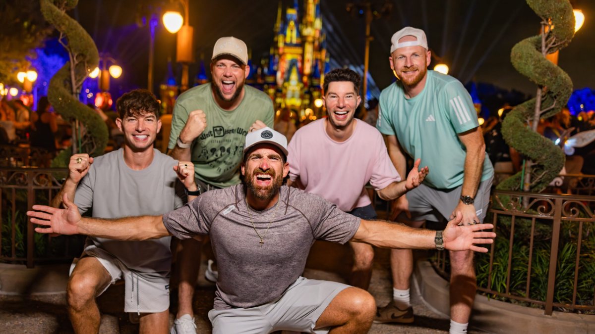 Los creadores de Dude Perfect frente al castillo de Disney, imagen oficial de su acuerdo con Disney