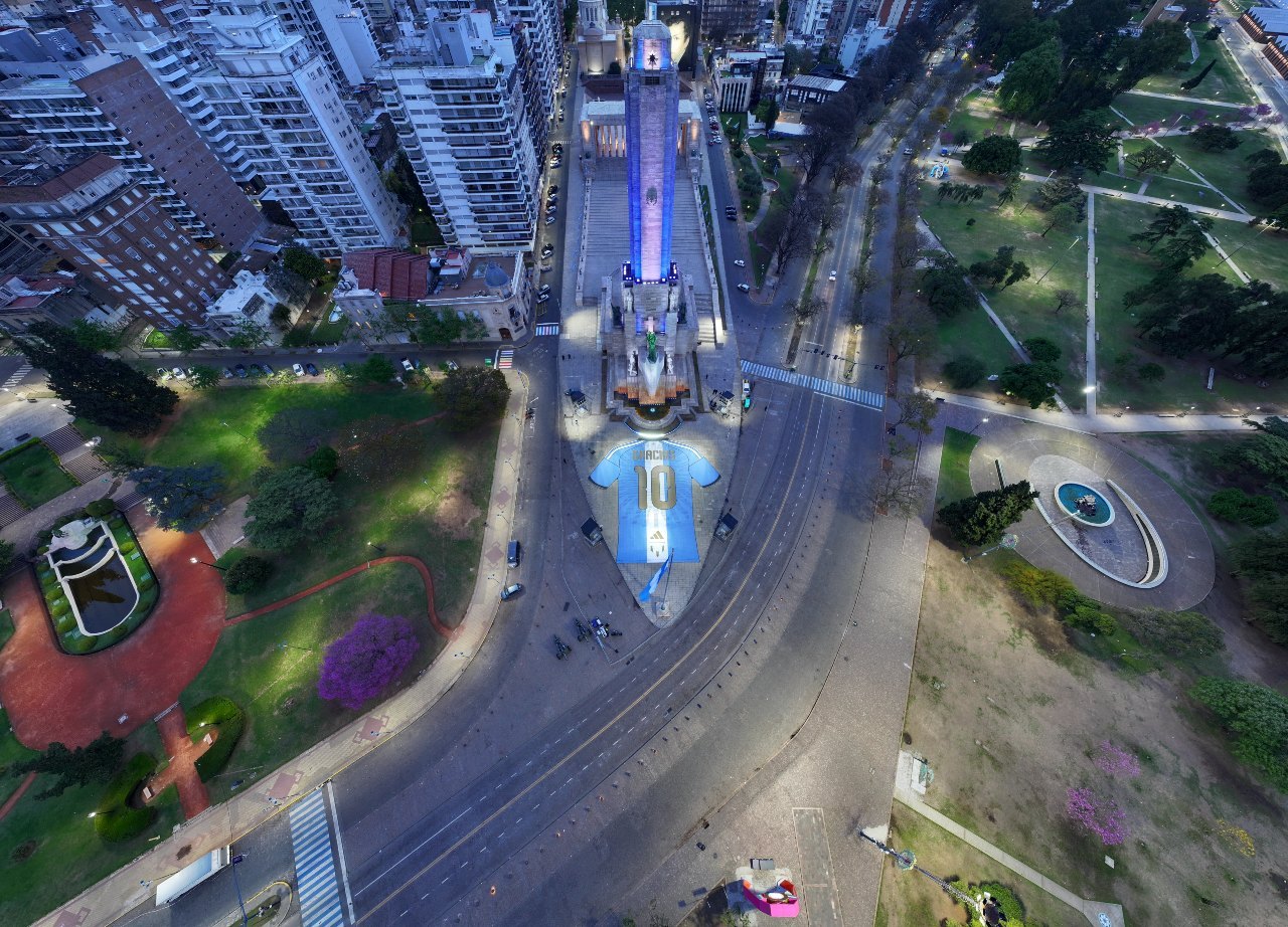 Vista aérea de la camiseta gigante Gracias 10 desplegada por Adidas en el Monumento a la Bandera de Rosario