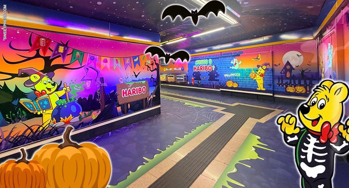 Pasillo del Metro de Callao con murales de Halloween de Haribo, calabazas y el osito de Haribo disfrazado de esqueleto