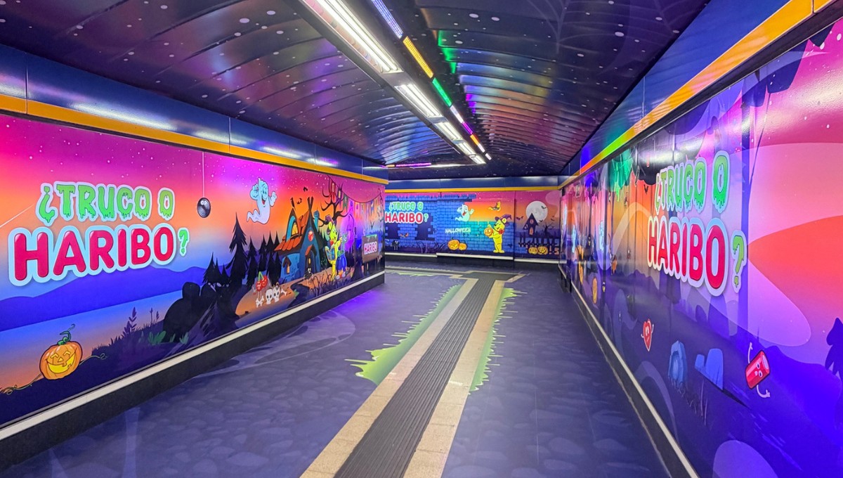 Pasillo de la estación de Metro de Callao decorado por Haribo con murales de Halloween y el lema «¿Truco o Haribo?»