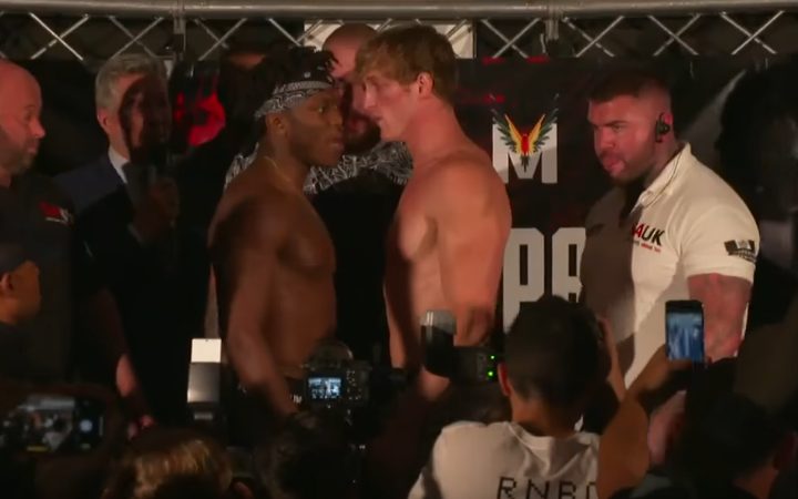 KSI y Logan Paul frente a frente en el pesaje de 2018, rodeados de cámaras.