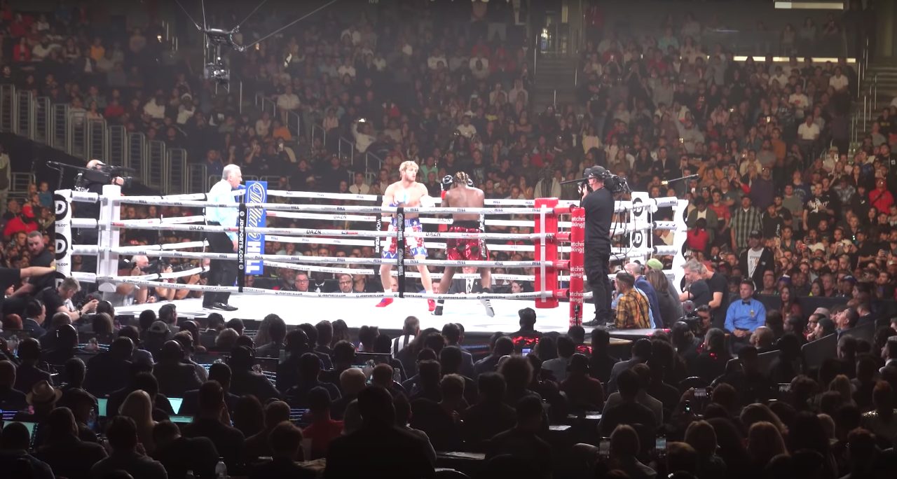 El ring del Staples Center durante la revancha entre KSI y Logan Paul, con el público alrededor.