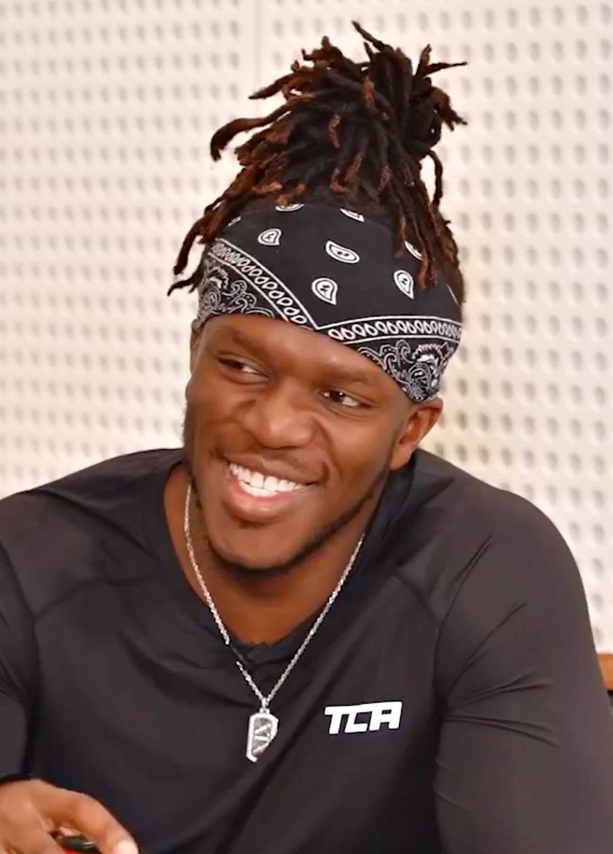 Retrato de KSI sonriendo, con pañuelo en la cabeza.