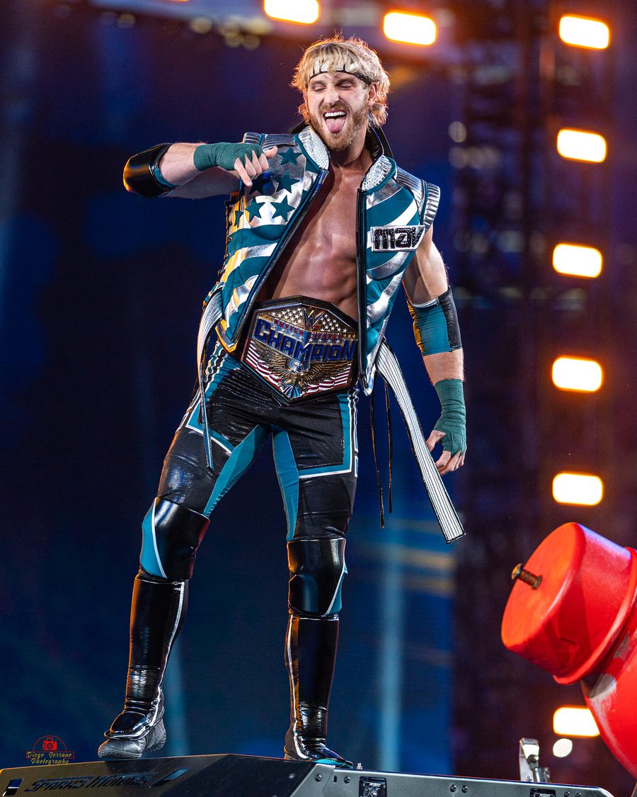 Logan Paul con el cinturón de campeón en WrestleMania XL.