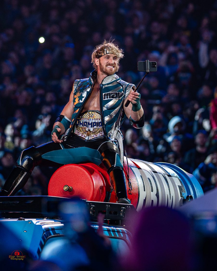 Logan Paul entra en WrestleMania XL sentado sobre una botella gigante de Prime.