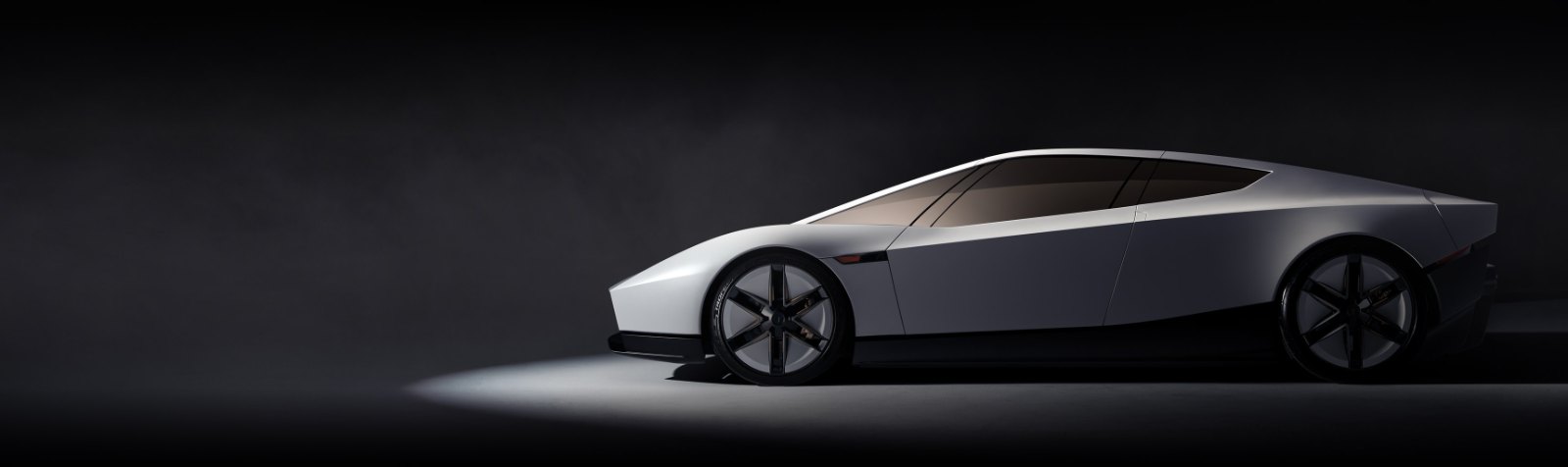 Vista lateral del nuevo Tesla Roadster blanco sobre fondo oscuro