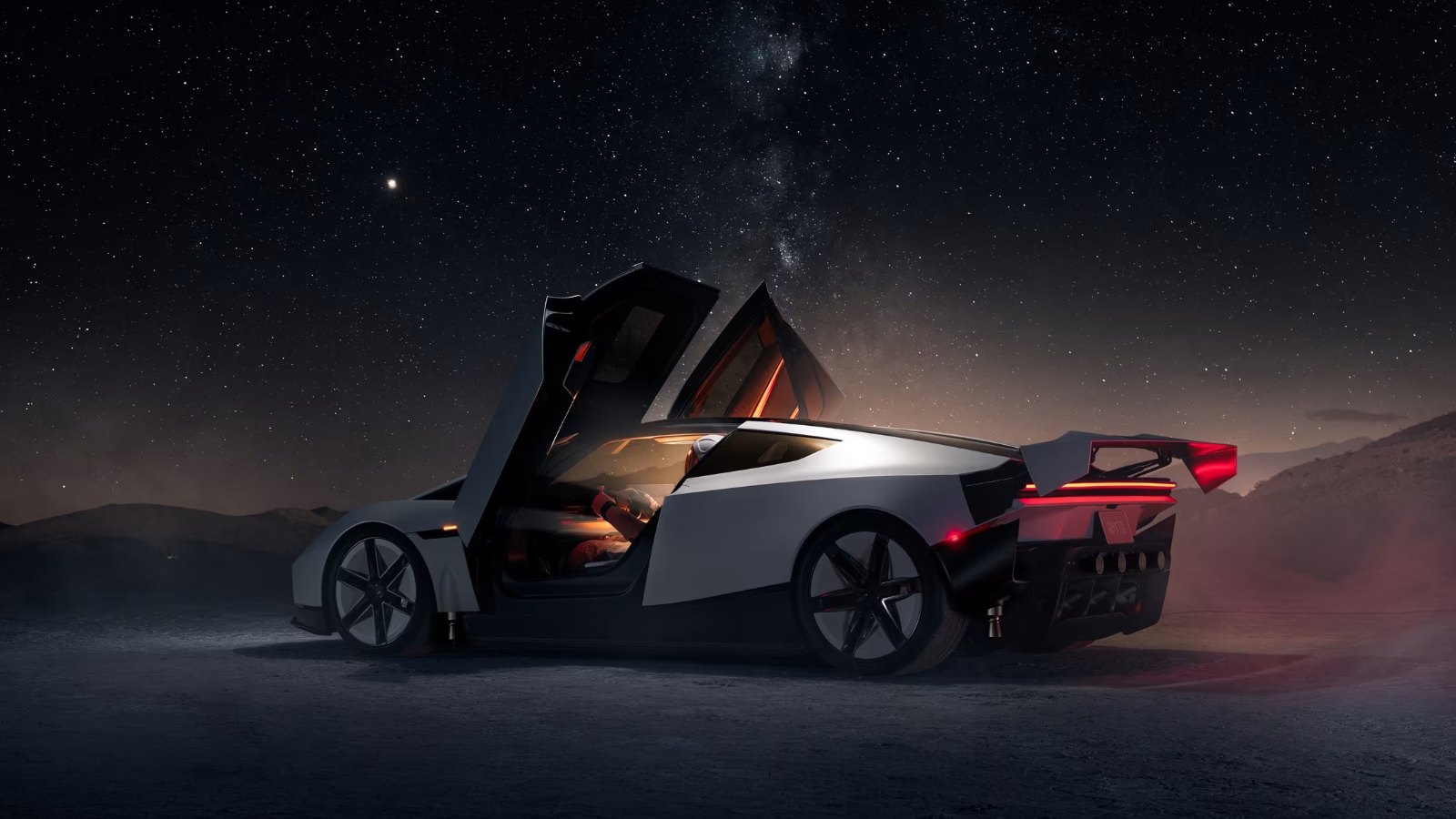 El nuevo Tesla Roadster blanco con las puertas de apertura vertical abiertas, bajo un cielo estrellado