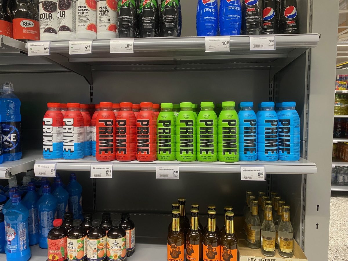 Botellas de Prime Hydration de varios sabores en el lineal de un supermercado.