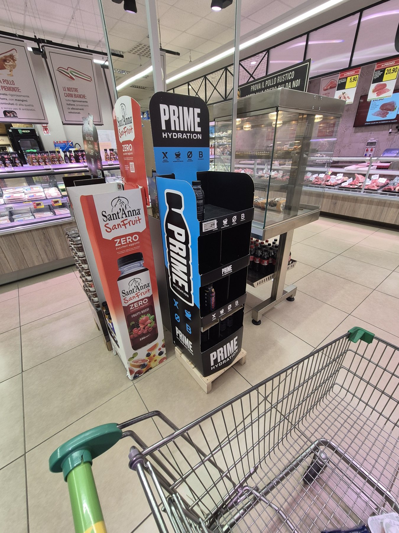 Expositor de Prime Hydration en el pasillo de un supermercado en Italia.