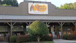 Fachada de un restaurante Cracker Barrel en Abingdon (Virginia) con el cartel del Old Timer, el logo que la cadena eliminó en agosto de 2025 y recuperó siete días después