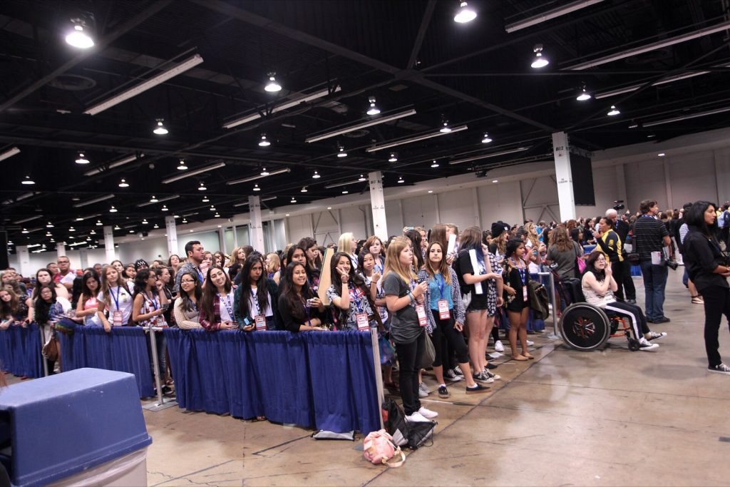Fans hacen cola en un pabellón de VidCon, la gran convención de creadores de contenido de Estados Unidos