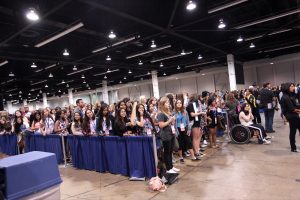 Fans hacen cola en un pabellón de VidCon, la gran convención de creadores de contenido de Estados Unidos