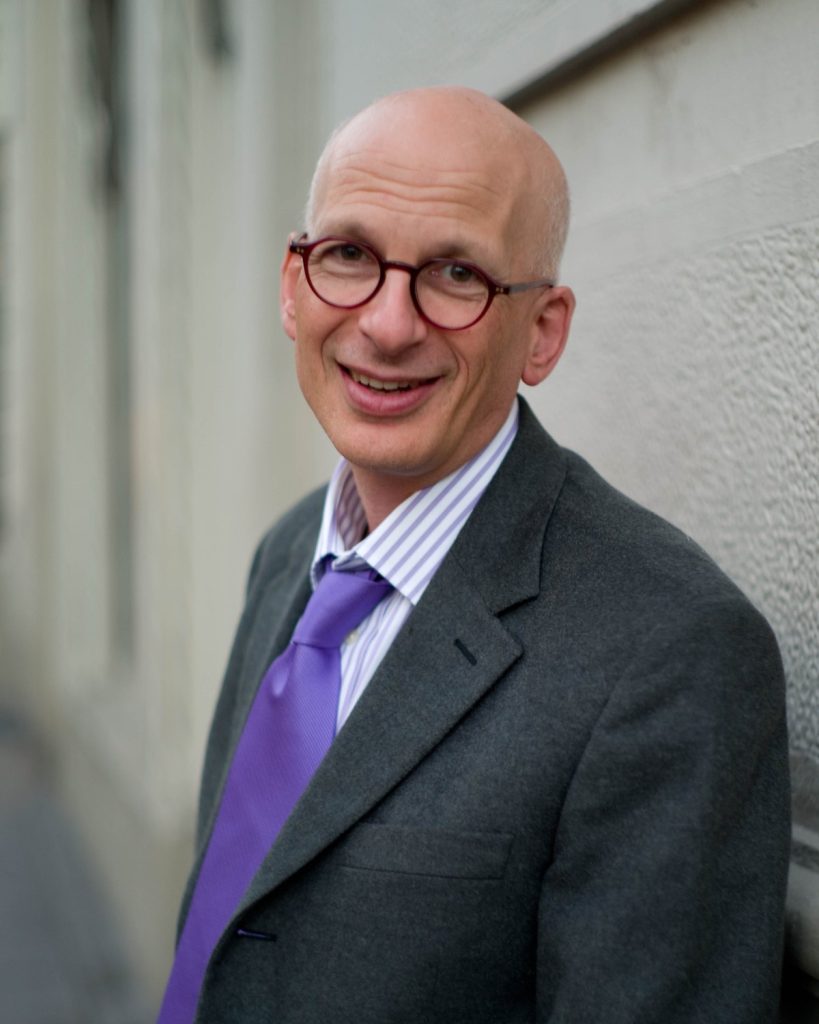 Seth Godin, con su camisa de rayas y gafas amarillas, retratado en 2009