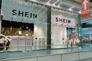 Escaparate de una tienda de Shein en un centro comercial de Varsovia, con el logotipo de la marca en la cristalera