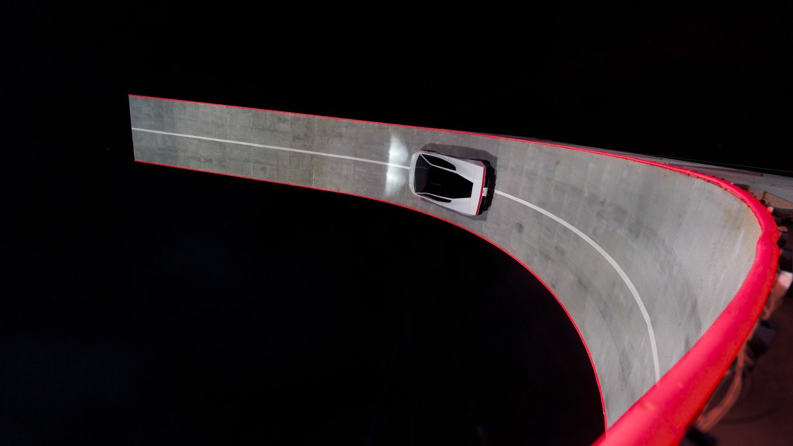 El Tesla Roadster subiendo por una rampa curva hasta quedar boca abajo durante la presentación