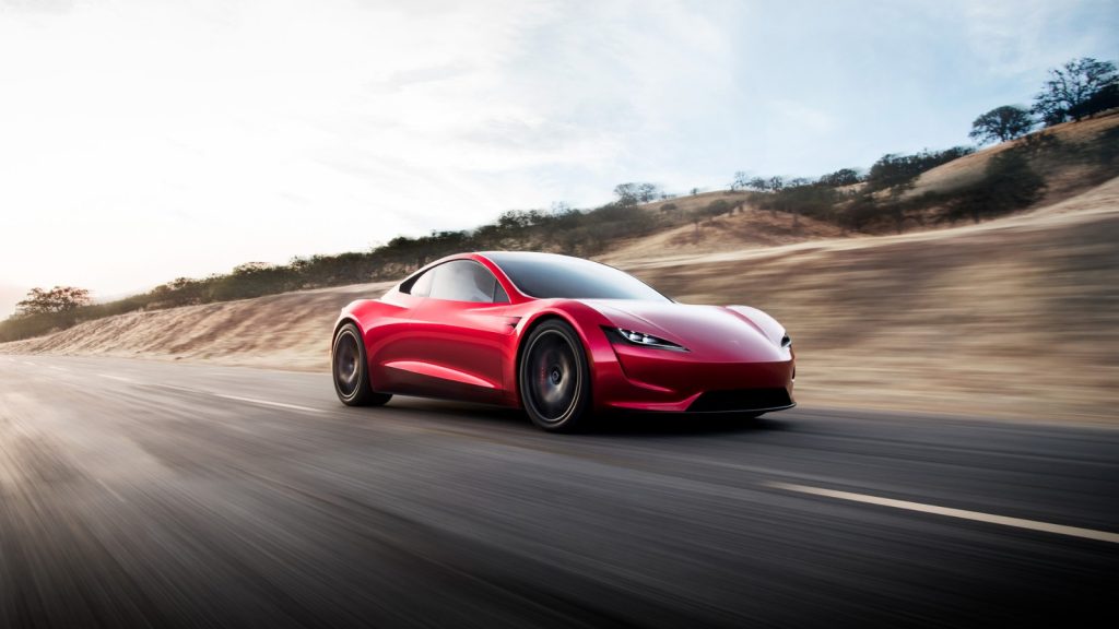 El nuevo Tesla Roadster rojo circulando por una carretera de montaña, imagen oficial de Tesla