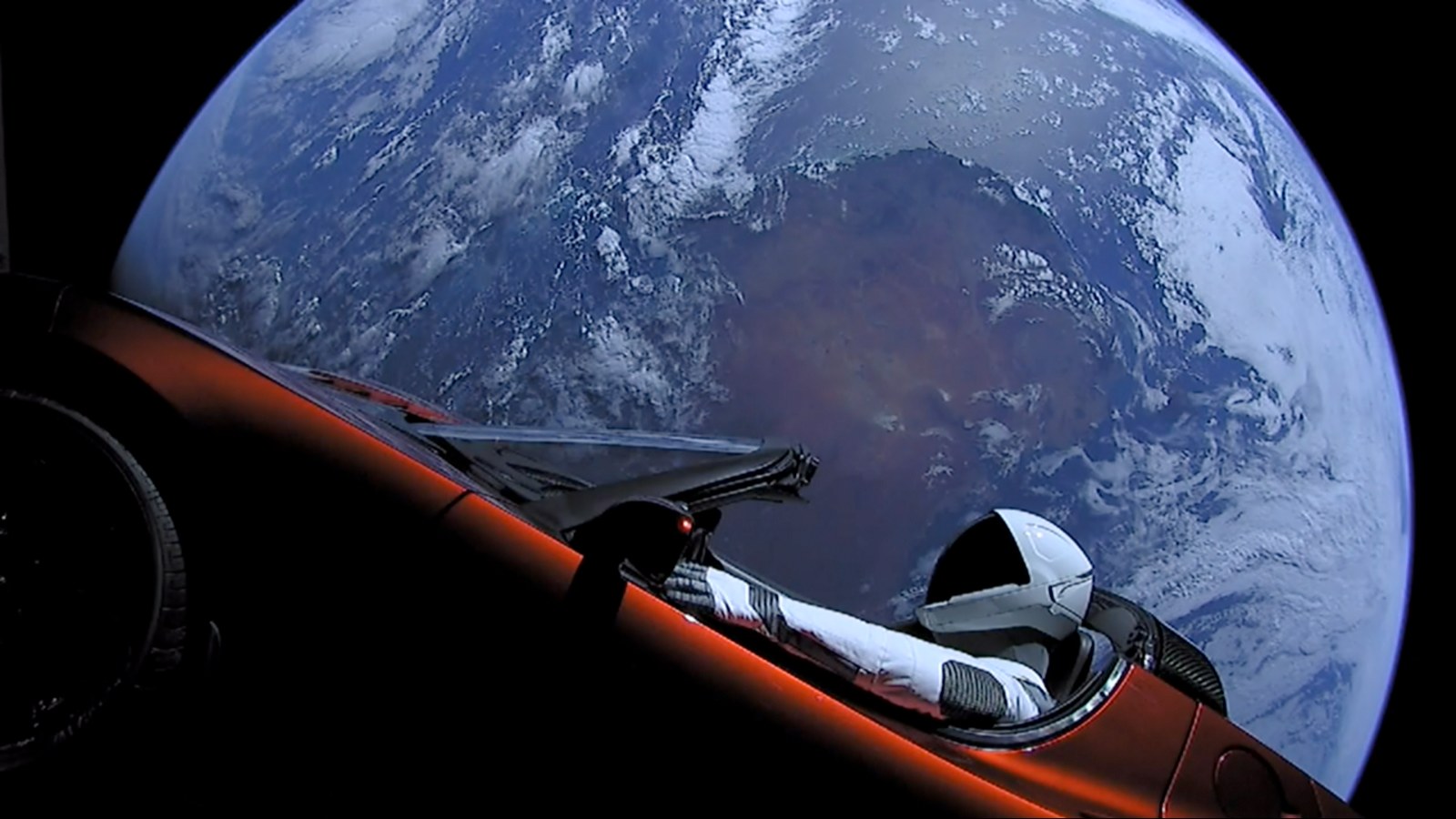 El Tesla Roadster original con el maniquí Starman al volante y la Tierra de fondo, tras el lanzamiento del Falcon Heavy en 2018