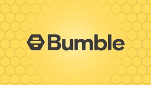Logo de Bumble, el hexágono con forma de abeja y el nombre de la marca, sobre fondo amarillo con patrón de panal