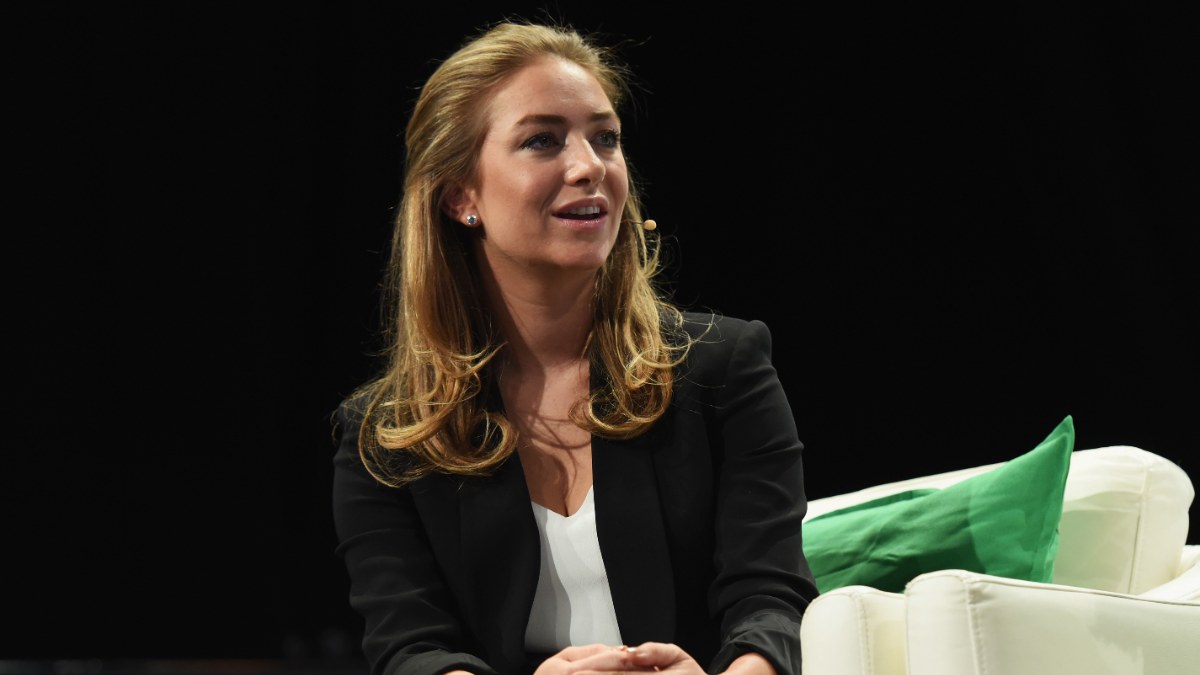 Whitney Wolfe Herd, fundadora de Bumble, en el escenario de TechCrunch Disrupt Nueva York en 2016